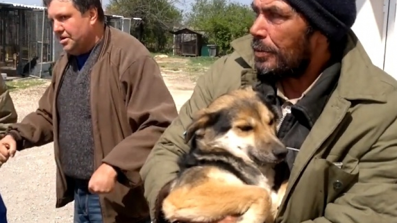 Тази история трогна Фейсбук! Клошар от Русе напусна приюта си, за да се събере с бездомно кученце  (ВИДЕО)