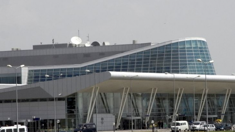 Ексклузивно и само в БЛИЦ! Пет самолета са били ударени от мълния на летище София! (УНИКАЛНА СНИМКА НА ПОРАЖЕНИЯТА)