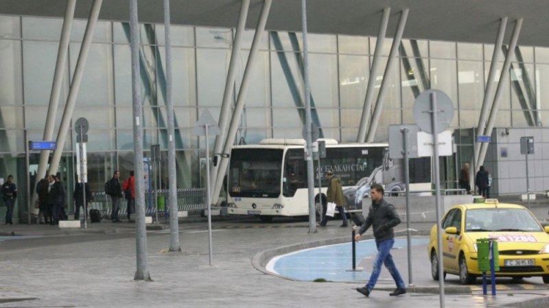 Млада дама потъна в земята от срам от това, което се разигра пред очите й в автобус 84 от летището в София!