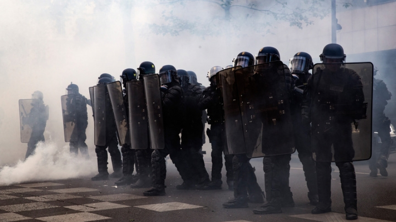 Екшън в Париж! Полиция и демонстранти срещу Макрон в яростна схватка, има пребити журналисти (СНИМКИ/ВИДЕО)