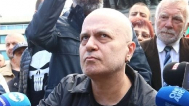 Вижте най-култовите бисери на Слави Трифонов пред парламента (ВИДЕО)