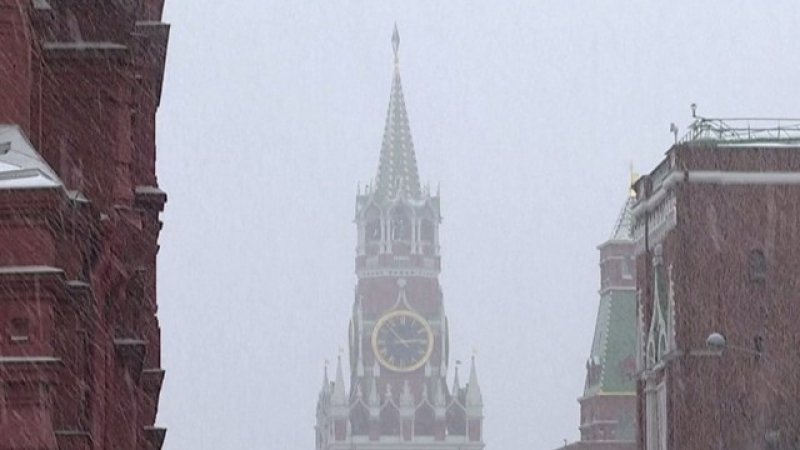 Изненадващ каприз на времето покри със сняг Москва преди военния парад