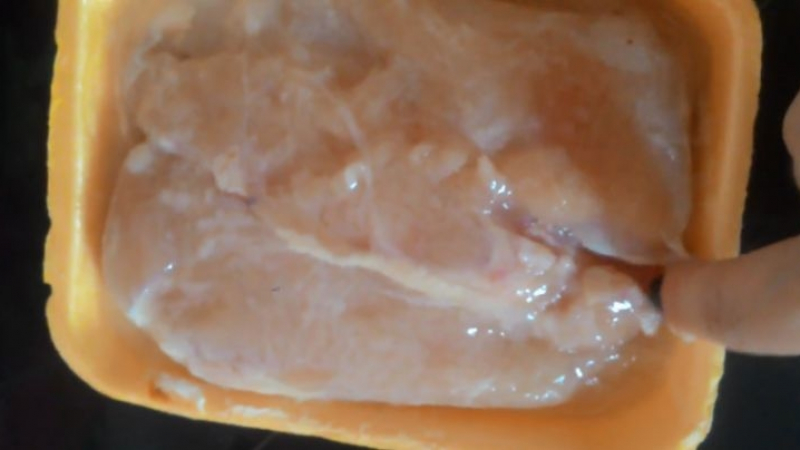 Десислава си купи пилешко месо от магазинче във Варненско, отвори го и това, което видя, я шокира и ужаси! (ВИДЕО)