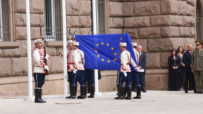 Издигнаха флага на ЕС пред президентството в чест на Деня на Европа (СНИМКИ)