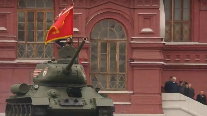 Руската военна техника излезе на Червения площад (СНИМКИ/НА ЖИВО)
