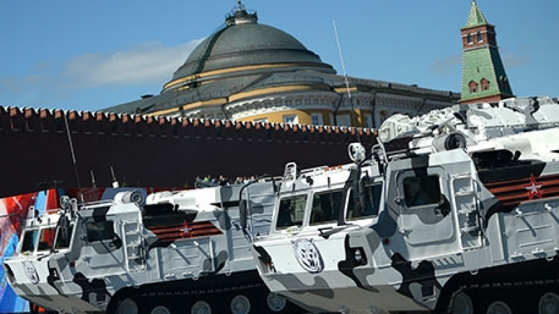 Най-новата арктическа техника и танкът „Армата” преминаха по Червения площад (ВИДЕО)