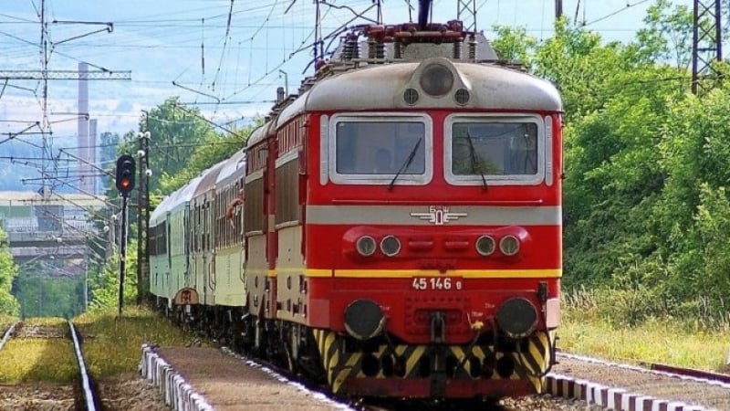 Товарен влак дерайлира на гара Карлово