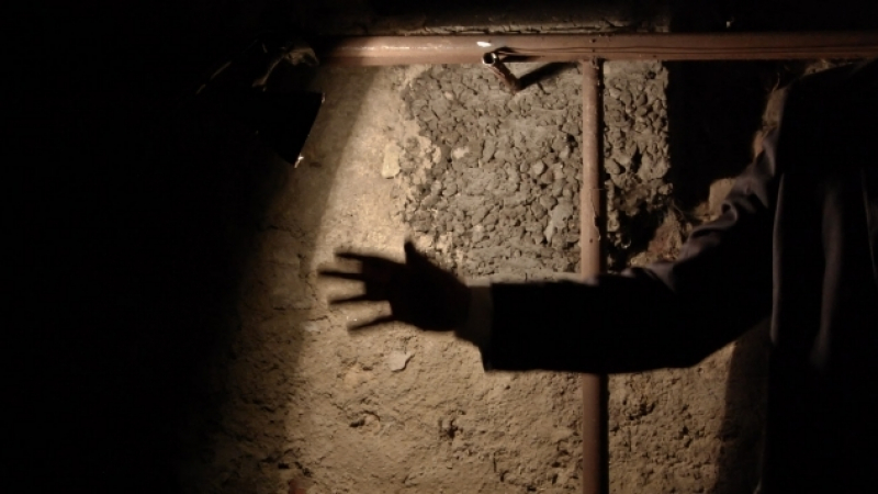 Брутално зверство в Поморийско! 43-годишният Фазлъ набута психичноболно момченце в мазе и последва нещо ужасно (СНИМКА)