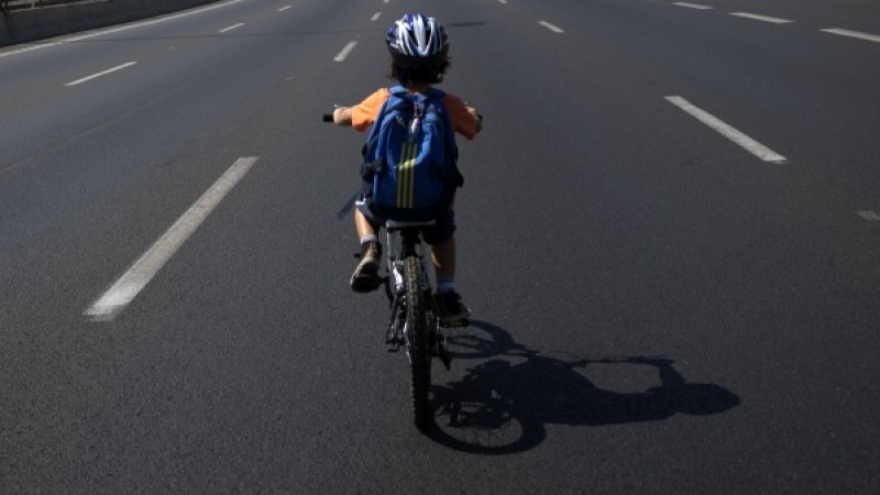 Катастрофа във Варна: Дете с колело се блъсна в мерцедес, в болница е