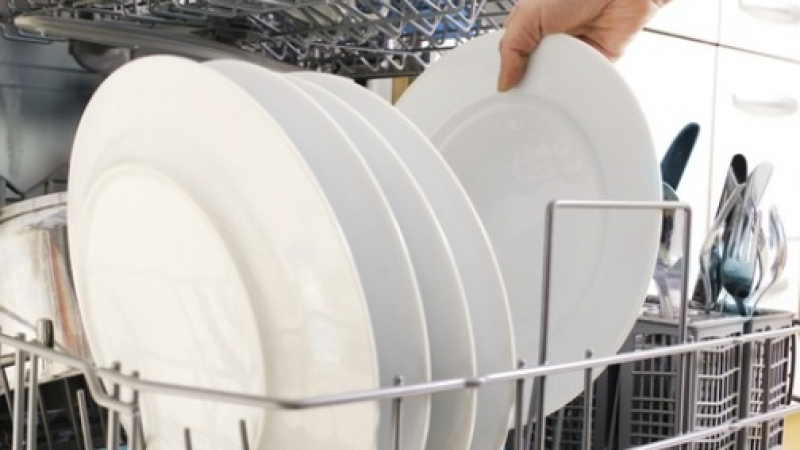 За НИЩО на света не слагайте тези съдове в миялната машина, може да ви струва много скъпо!