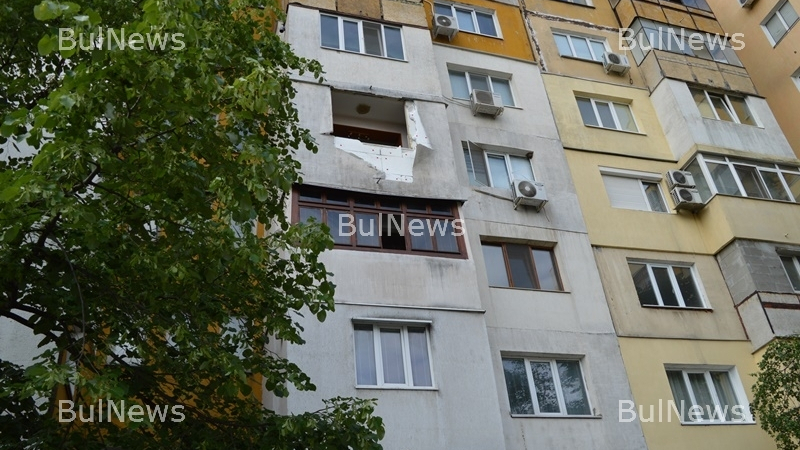 Гръмнала газова бутилка отнесе тераса и потроши кола във Враца (СНИМКИ)