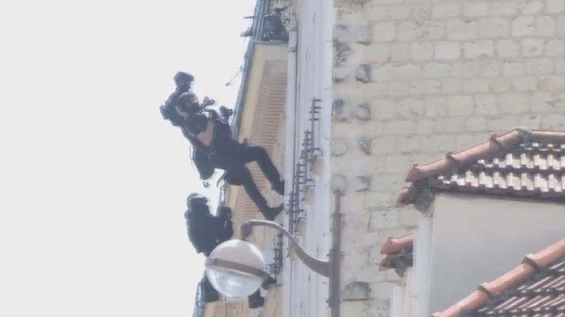 Уникално ВИДЕО показа как го правят французите: Полицаите направиха зрелищен щурм на апартамент защото...