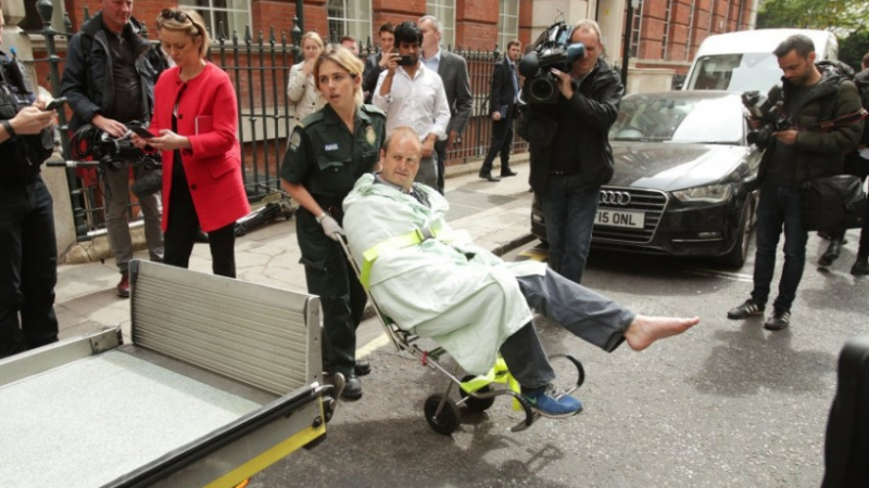 Лидерът на лейбъристите гази с колата си журналист от Би Би Си в Лондон, операторът крещи от болка (ВИДЕО)  