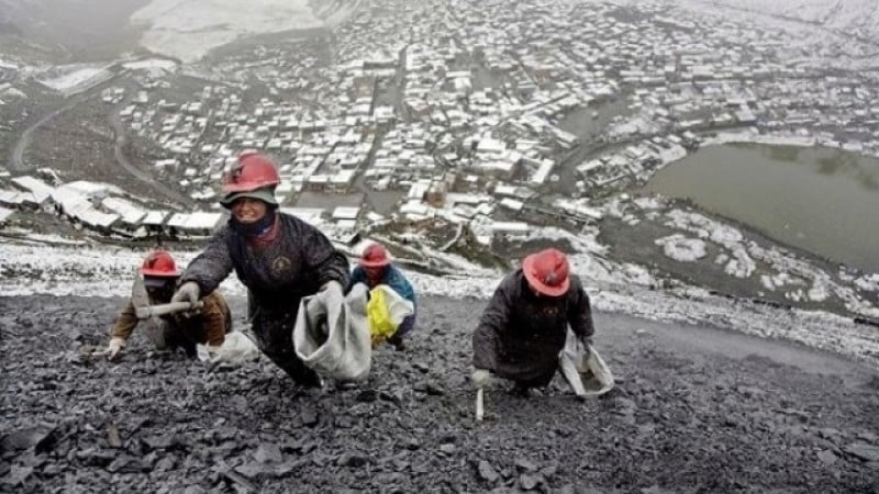 Най-високият град в света се издържа от незаконни златни мини (СНИМКИ)