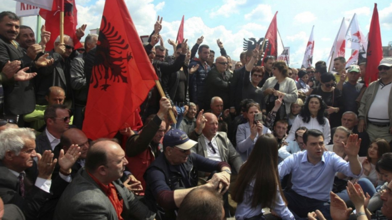 Албанската опозиция зове за „нова република“ на многохиляден митинг в Тирана 