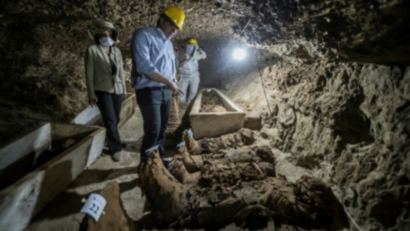 Археолози откриха 17 мумии в централната част на Египет (СНИМКИ)