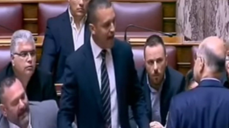Сеир в гръцкия парламент: Депутати на косъм от бой (ВИДЕО)