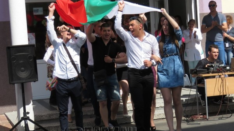 Евала! Абитуриенти в Бургас се изпратиха с чалга и ромски оркестър (СНИМКИ/ВИДЕО)