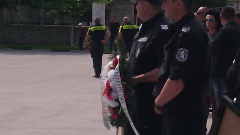 Стотици тъжни и мрачни полицаи изпращат Делян, вой на сирени оглася гробищата в Пловдив (СНИМКИ)
