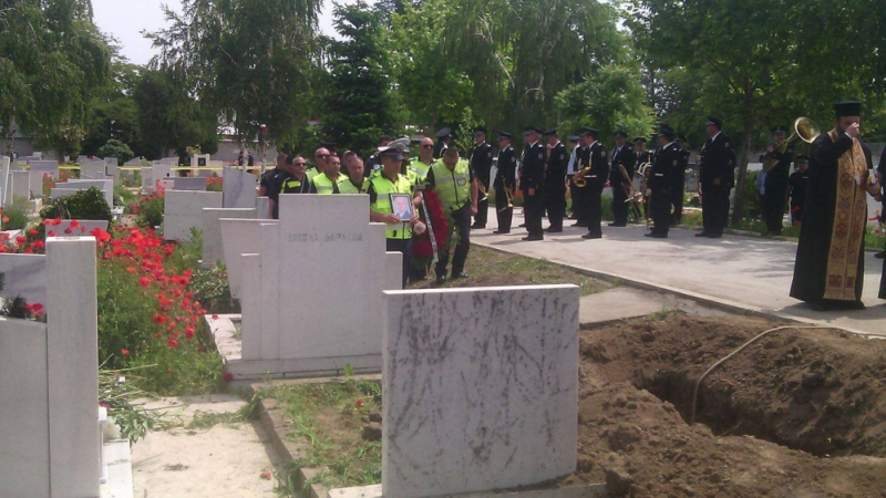Стотици полицаи и близки паднаха на колене, за да почетат паметта на Делян Палазов (СНИМКИ)