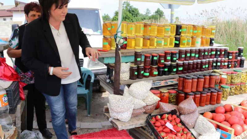 Нинова отиде на пазар и заговори за пари, политика, плодове и зеленчуци! Уникални СНИМКИ