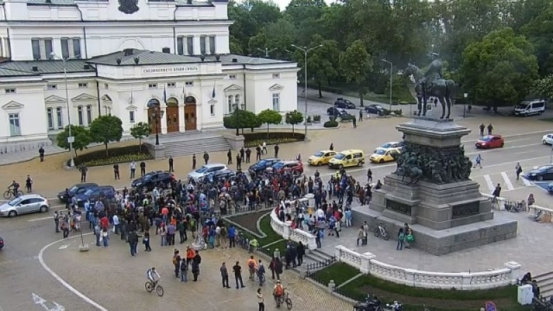 Вижте какво се случва в момента пред Народното събрание!