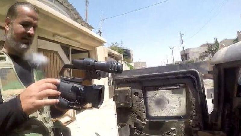 Драматичен момент! Журналист на косъм от смъртта, уцелва го снайперист на „Ислямска държава”, но камера го спасява (ВИДЕО)