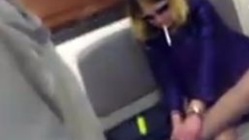 Млада столичанка разбуни духовете в метрото със скандалното си държание (ВИДЕО)