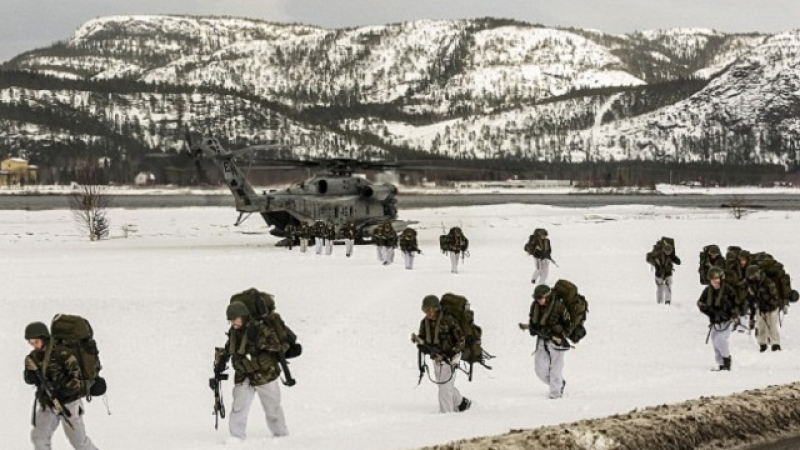 Defense News: 200 американски морски пехотинци замръзнаха на учения край руската граница