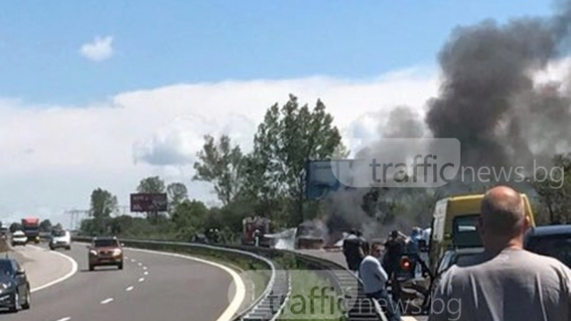 Бус се запали на “Тракия“ и блокира движението към Пловдив (СНИМКА)