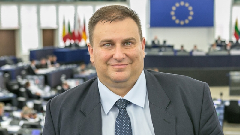 Емил Радев отвърна на заплахите на еврокомисаря по миграцията към България заради бежанците