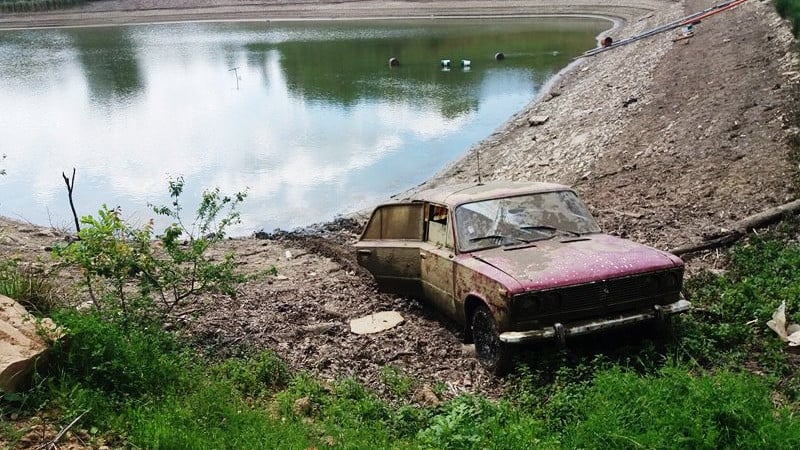 Концесионер „улови“ крадена преди 7 г. кола при източване на язовира си