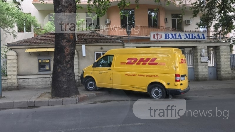 Куриер се взе за линейка - заради “спешен случай“ спря пред болница в Пловдив СНИМКИ