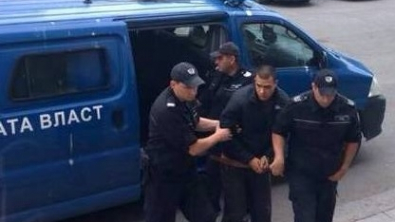 Бруталният Живко влезе в съда, обграден от полицаи, бранят го от граждански патрули