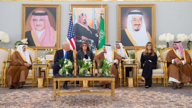 Мелания Тръмп пристигна в Саудитска Арабия без шал на главата (СНИМКИ)