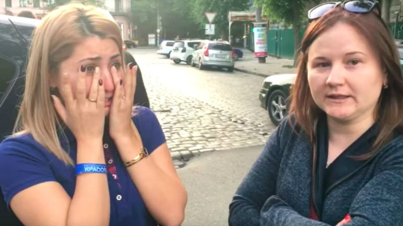 Украинци издевателстваха над молдованки в Одеса заради Георгиевска лента (ВИДЕО)