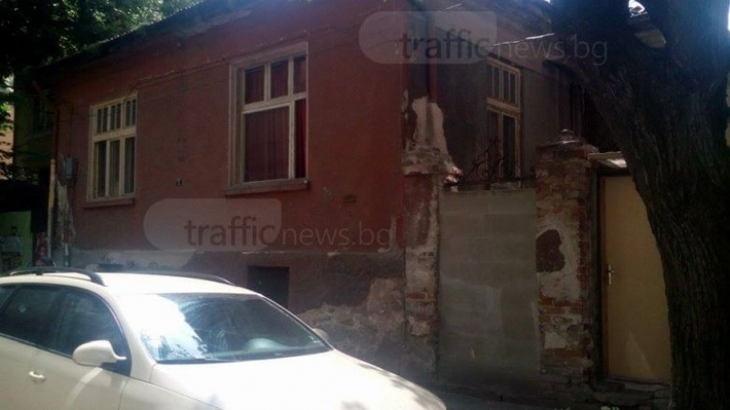 Наглост! Роми се самонастаниха в къща в центъра на Пловдив, въртят бизнес и отдават стаи под наем 