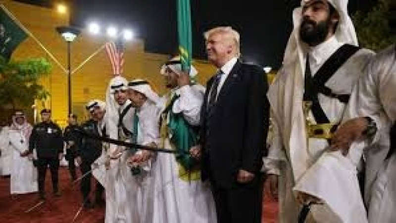 Вижте как Тръмп и кралят на Саудитска Арабия танцуват с мечове (ВИДЕО)