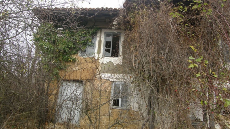 Две сестри от село Слокощица наследиха къща от покойната си майка и се случи природен феномен, който шашна всички (СНИМКА)