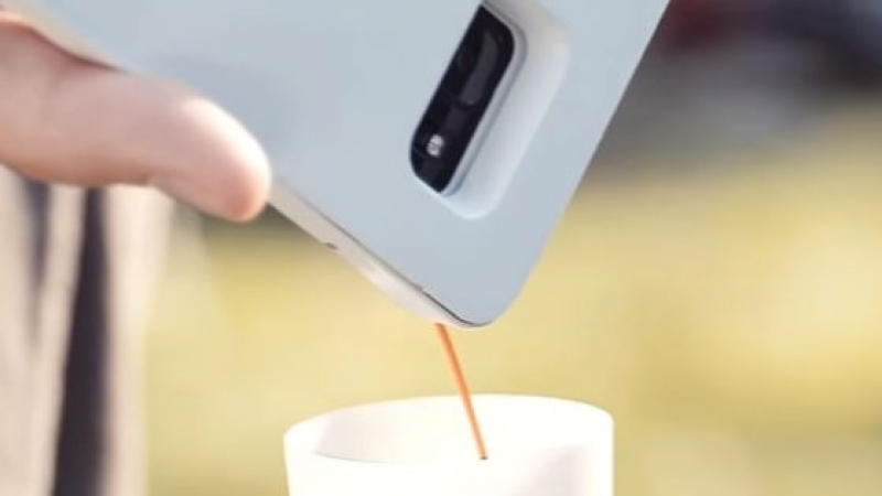 Уникална джаджа: Калъф за смартфон приготвя кафе за 8 секунди (ВИДЕО)