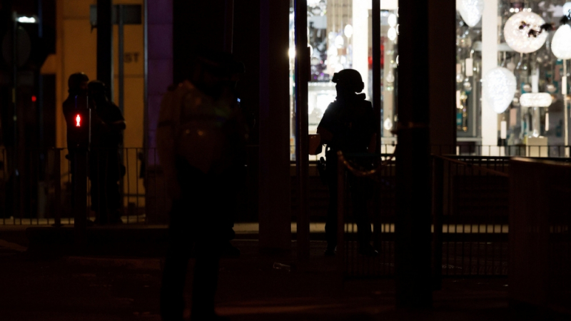 Полицията извърши контролирана експлозия до станция на метрото в Манчестър