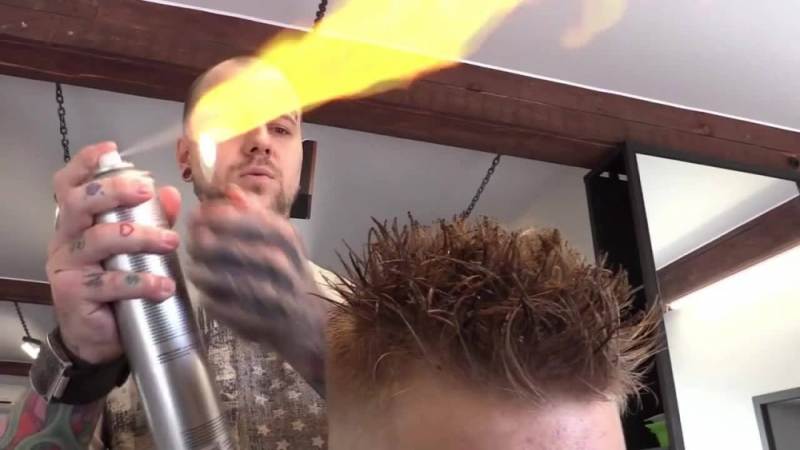 Да ви настръхне косата... буквално! Руски фризьор подстригва с огън (ВИДЕО)
