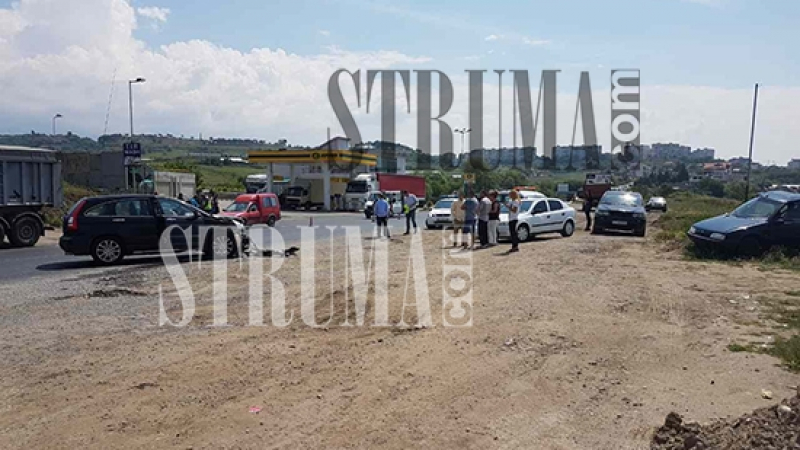 Първи СНИМКИ от жестоката катастрофа край Сандански, колите са купчина желязо