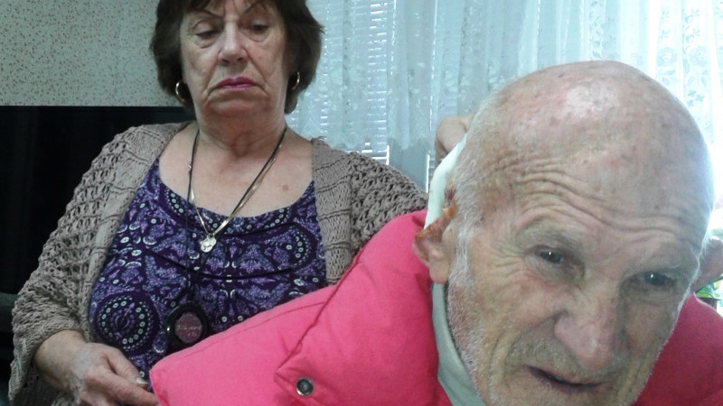 Безумие! Известен фотограф от Търново остана с половин ухо, след като го лекуваха от рак