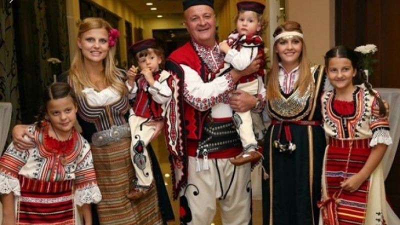 Шарлопов вдигна сватба за чудо и приказ на дъщеря си в Сандански (СНИМКИ)
