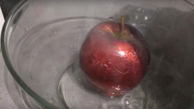 Как бързо и лесно да премахнем восъка от лъскавите ябълки, купени в магазините (СНИМКИ/ВИДЕО)