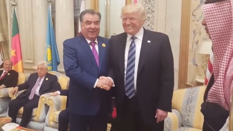 Кой е по-по най? Президентът на Таджикистан издържа ръкохватката на Тръмп