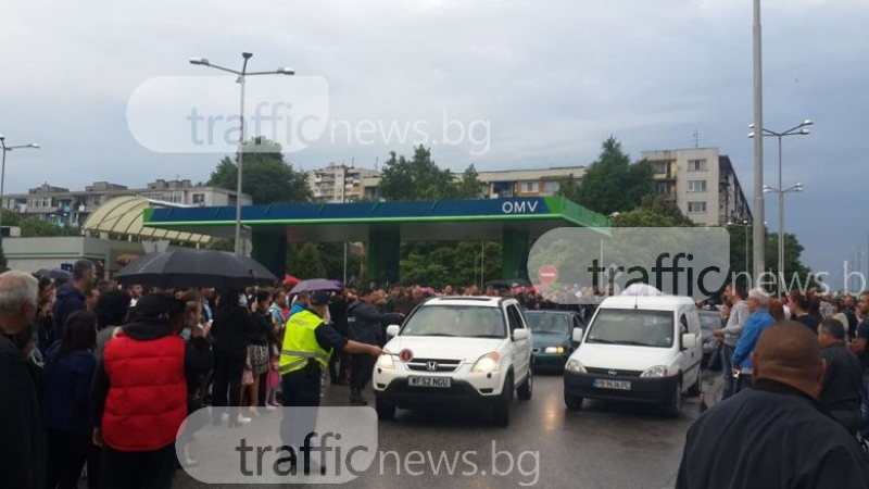 Шок в Пловдив: Стрелба от абитуриентски джип, полицията настръхна! (СНИМКИ)