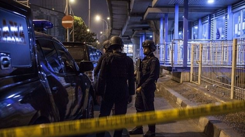 Трима полицаи загинаха при двоен самоубийствен атентат в Индонезия