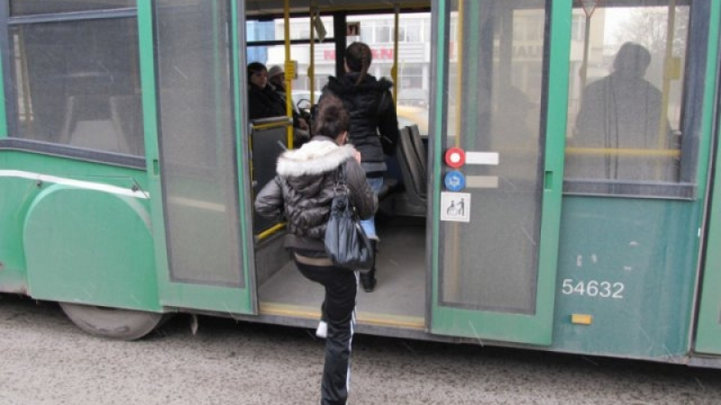 Нов инцидент на автобусна спирка в Пловдив, пострадала е възрастна жена